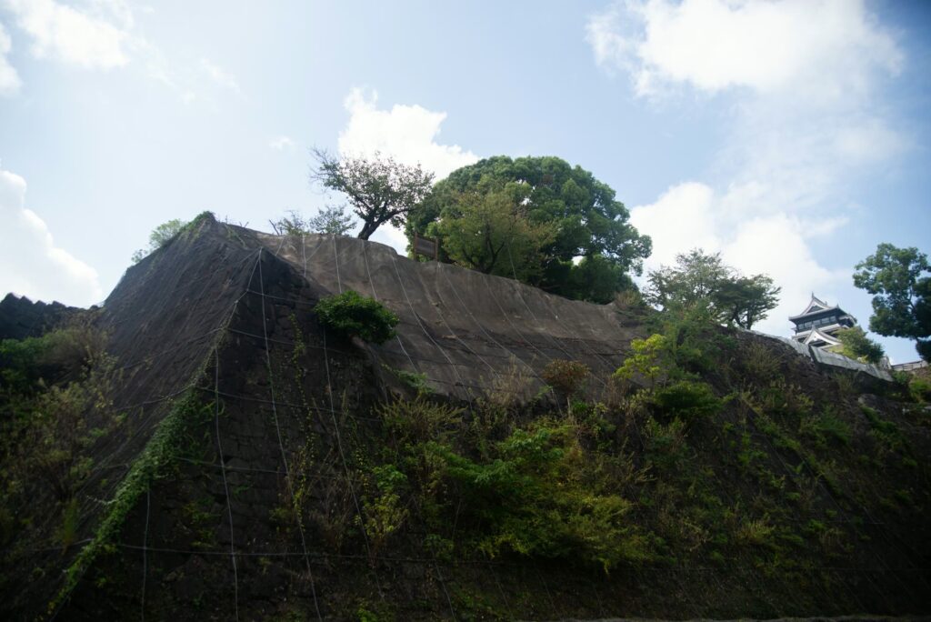 ネットで覆われた熊本城の石垣