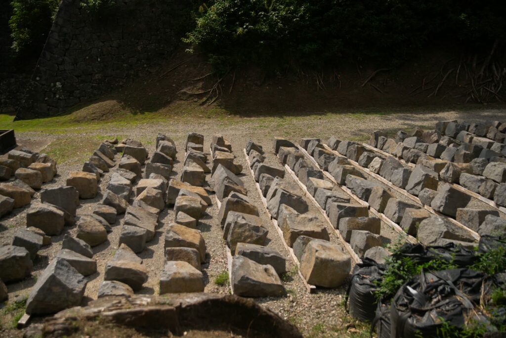 熊本城の棒庵坂の近くに並べられた石垣の石