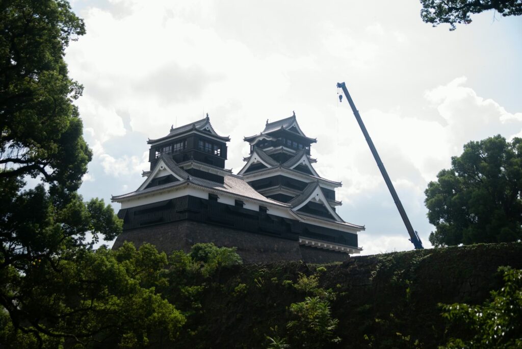 加藤神社の境内から見た熊本城の大天守と小天守
