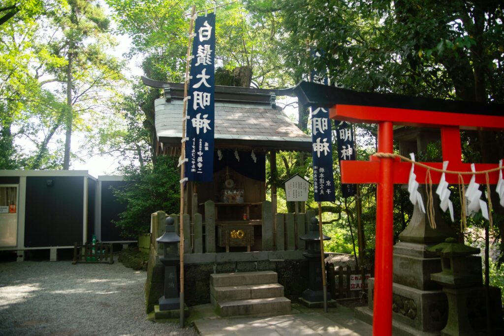 加藤神社の境内にある白鬚大明神