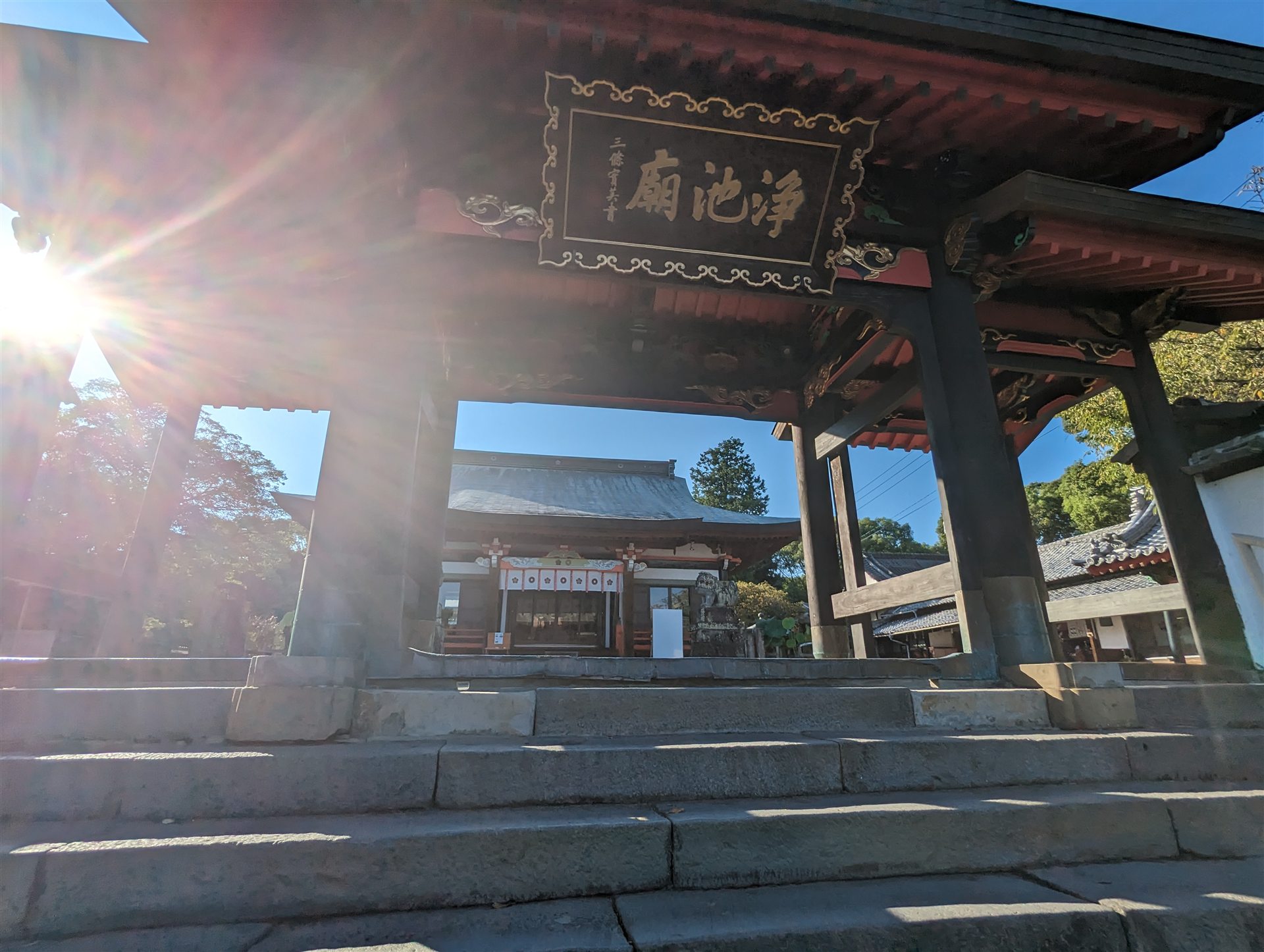 本妙寺の「浄池廟」の額がかかる門と、その奥の建物