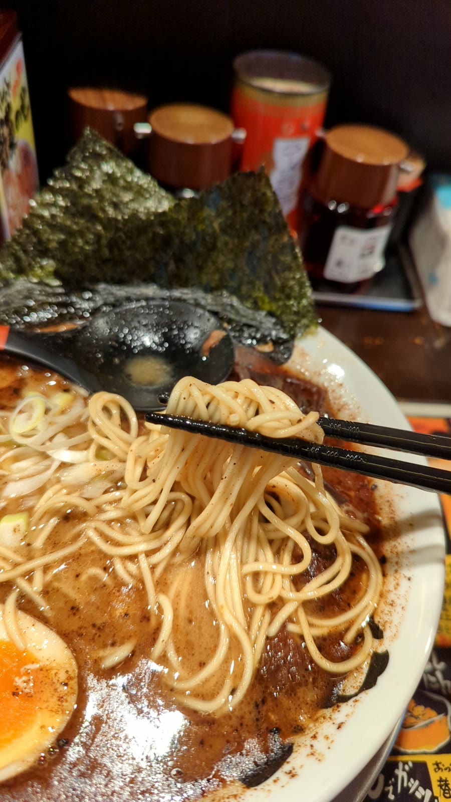 おっぺしゃん熊本本店のラーメンの麺を箸で持ち上げたところ