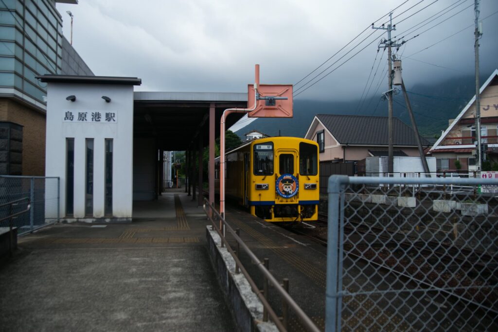 島原鉄道の島原港駅と黄色い列車