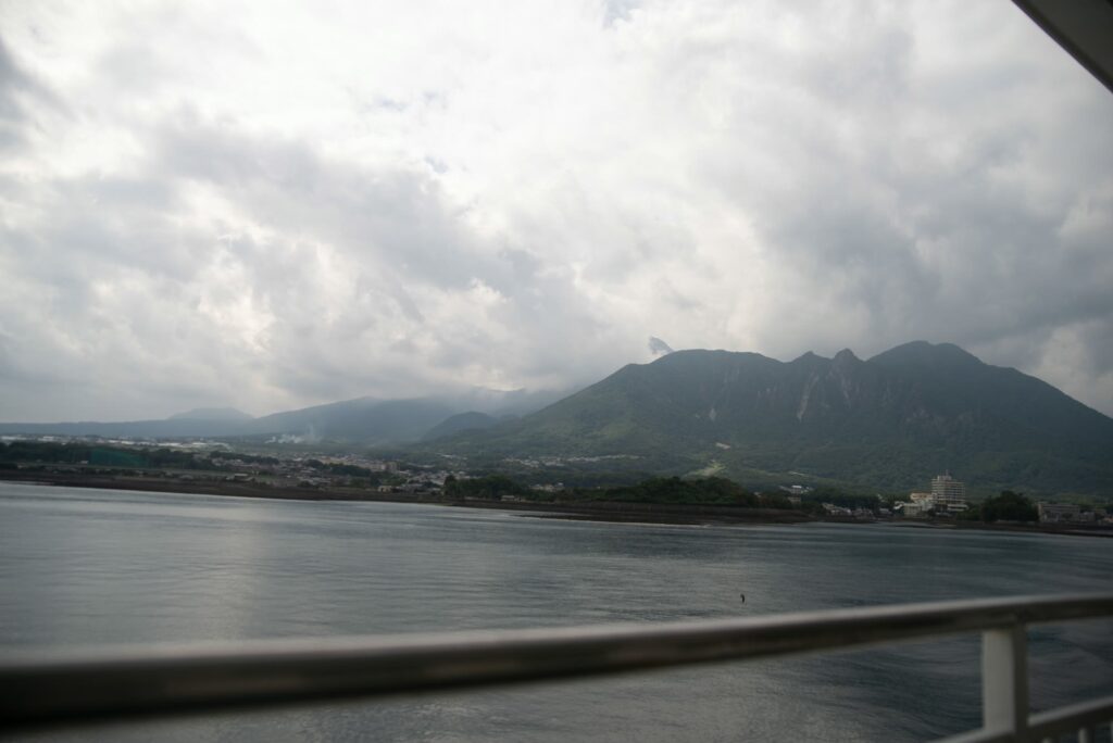 フェリーから見た島原の町と眉山