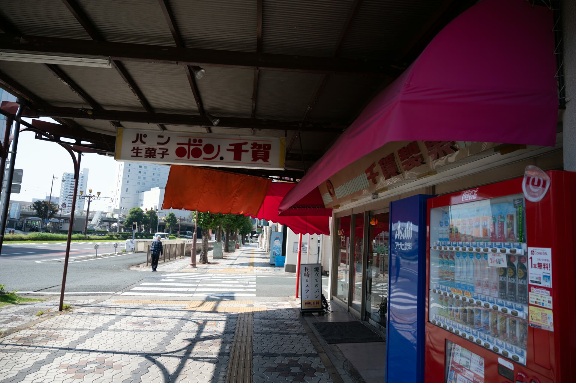 イチョウ並木の歩道と、パン・生菓子の店「ボン千賀」