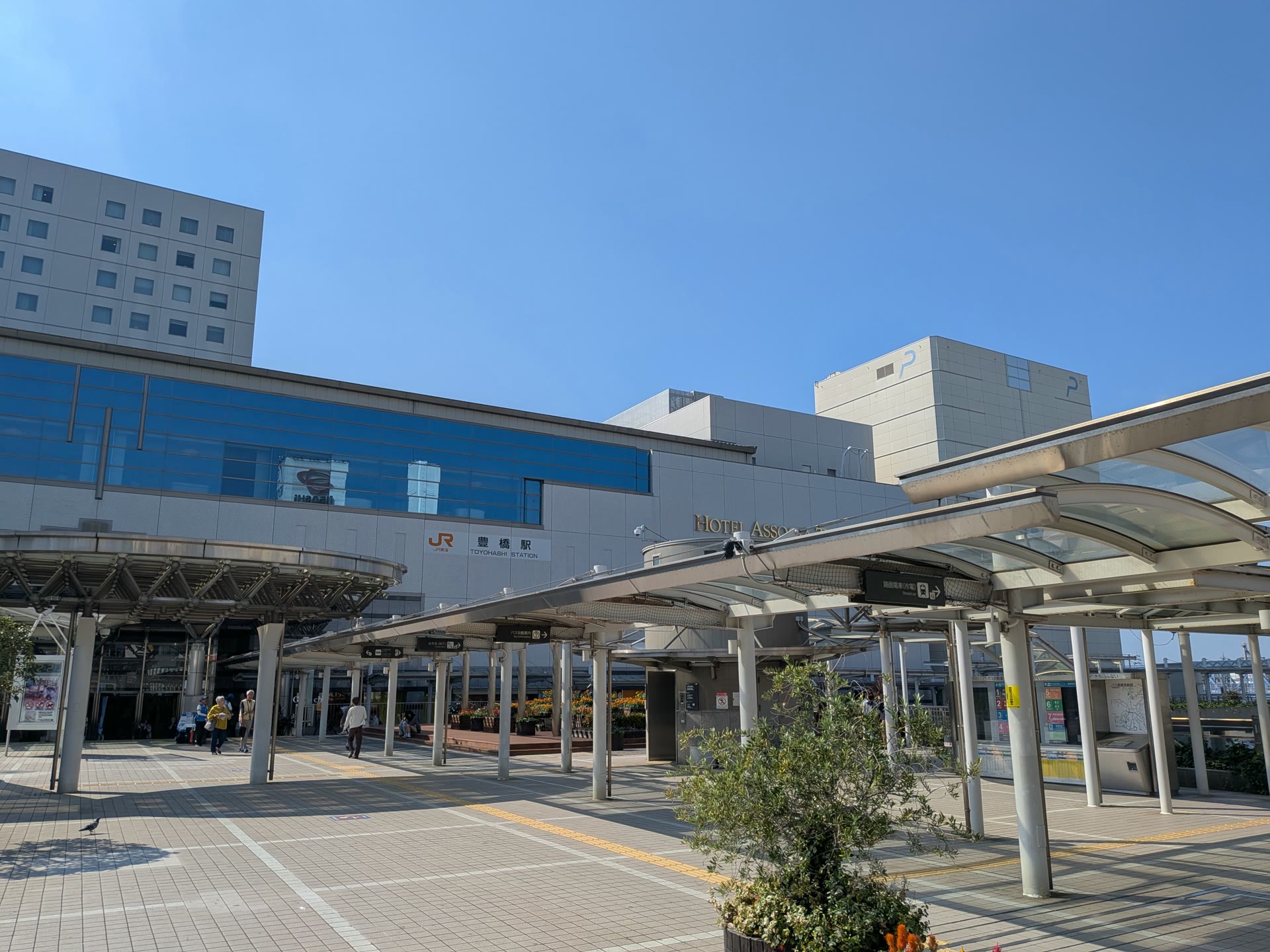 豊橋駅の駅前デッキと駅ビル