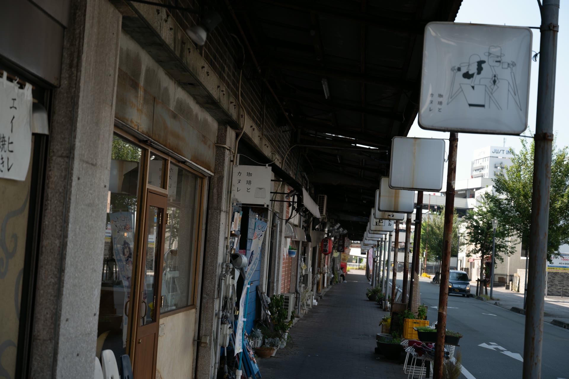 豊橋の水上ビルの、ひさしが続く古い商店街