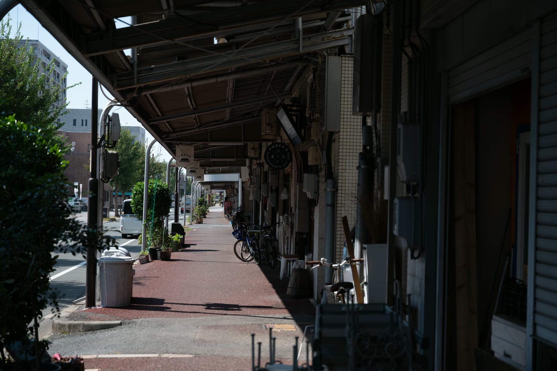 水上ビルの歩道と、ひさしの下に並ぶ店