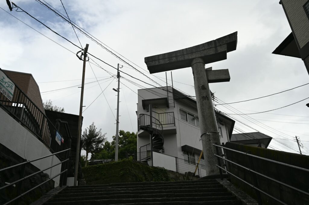 山王神社の二の鳥居。片方の柱だけで立つ一本柱鳥居と石段
