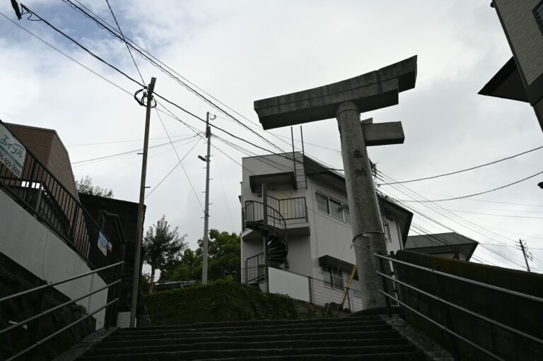 山王神社の二の鳥居。片方の柱だけで立つ一本柱鳥居と石段