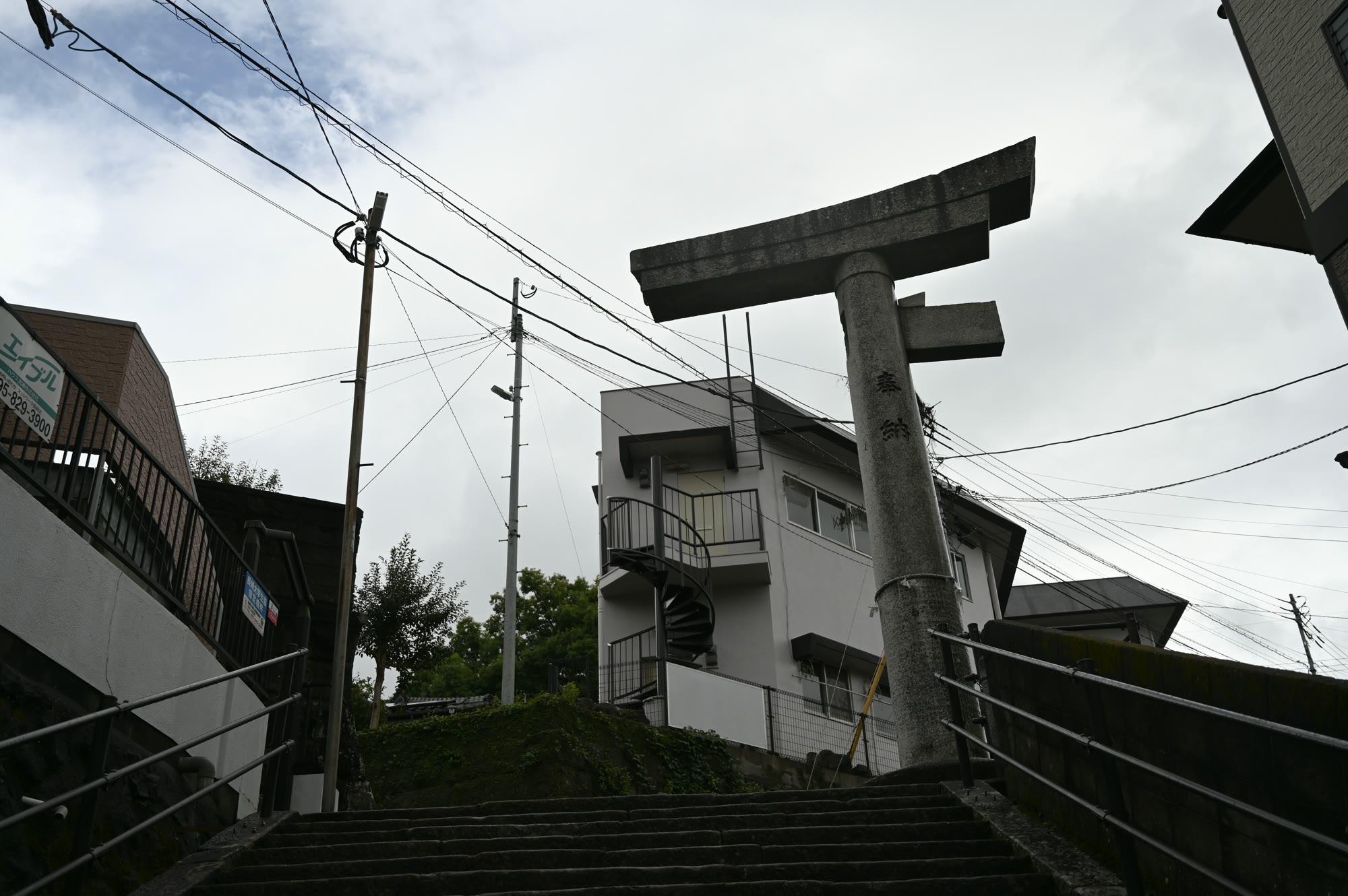 山王神社の二の鳥居。片方の柱だけで立つ一本柱鳥居と石段