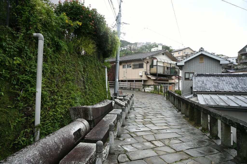 山王神社の参道の石畳と、わきに並べられた石の部材