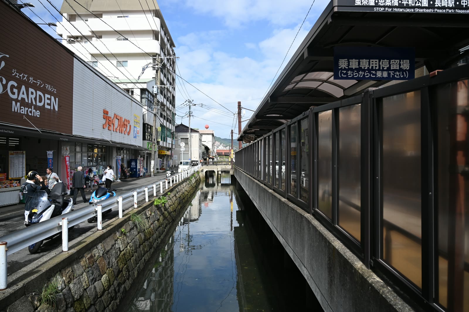 長崎・石橋電停の横を流れる水路と商店