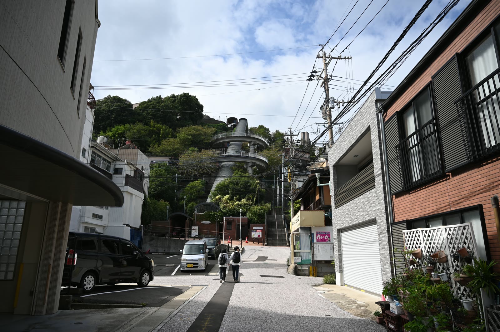 坂の上に見えるグラバースカイロードの塔