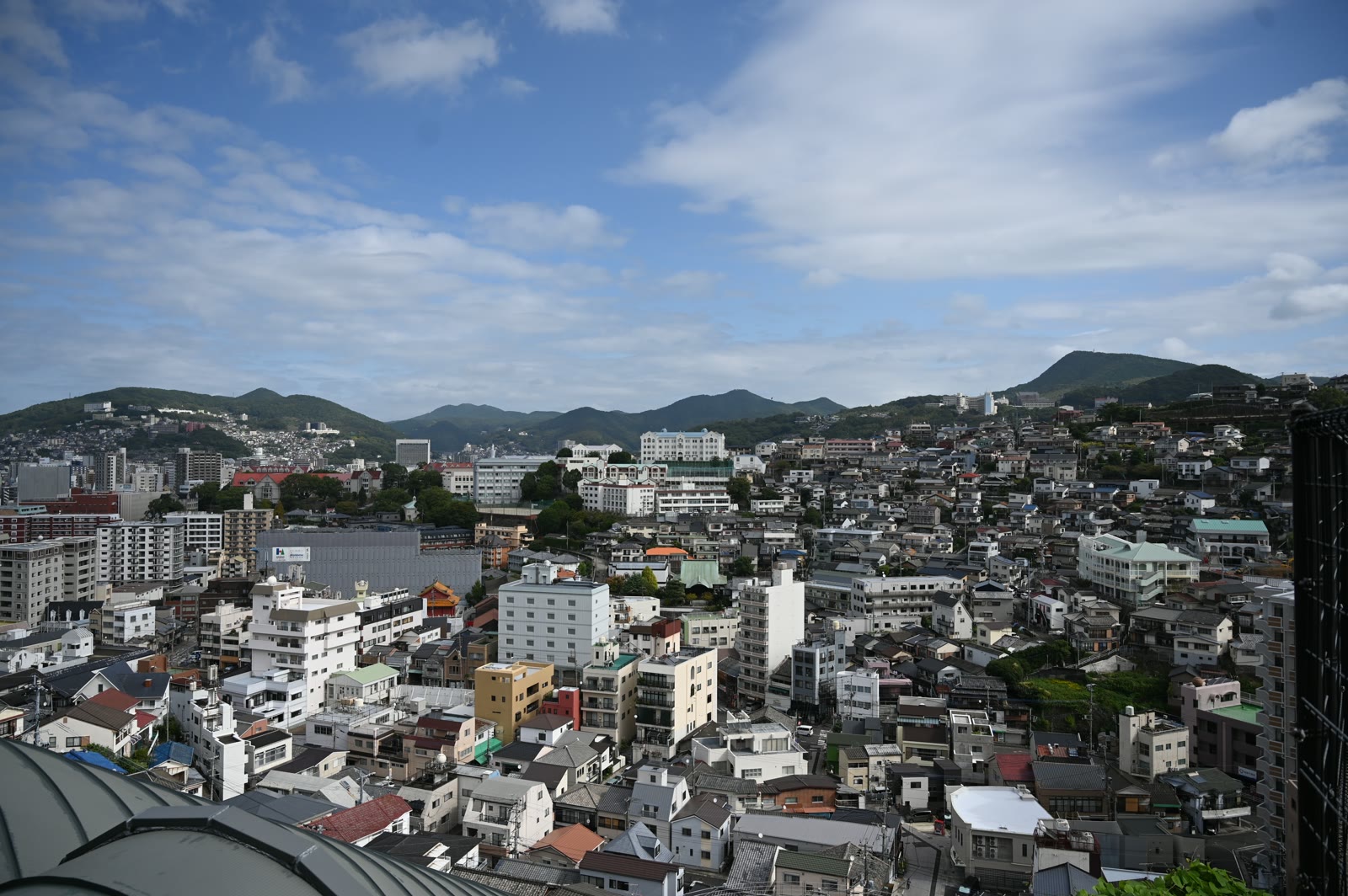 南山手の高台から見た長崎の市街と山々