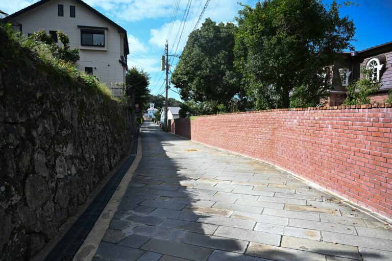 赤レンガの塀が続く南山手の石畳の坂