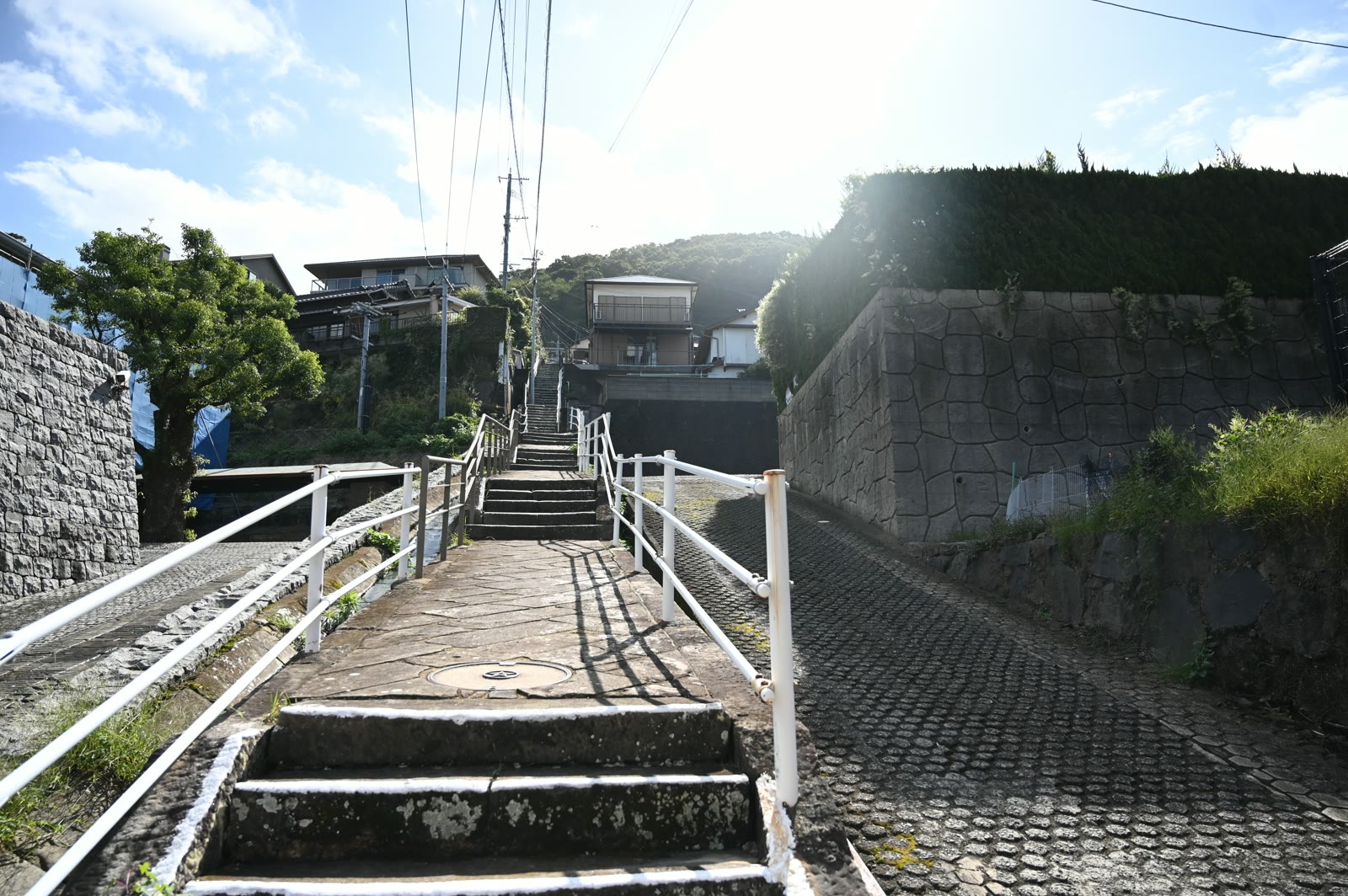 南山手の白い手すりの付いた階段坂