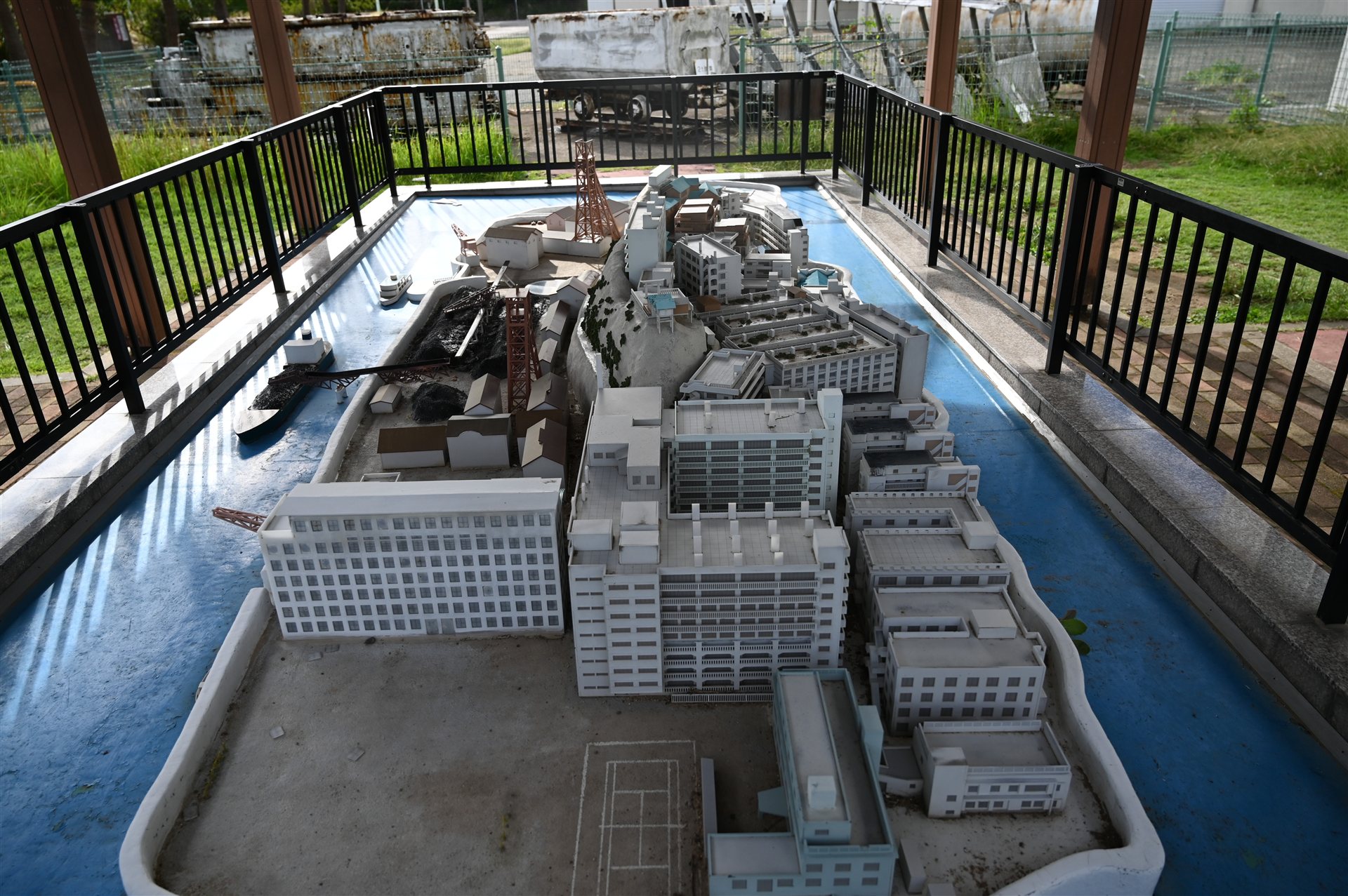 長崎市高島石炭資料館の前にある軍艦島(端島)の模型。高い建物が島いっぱいに並ぶ