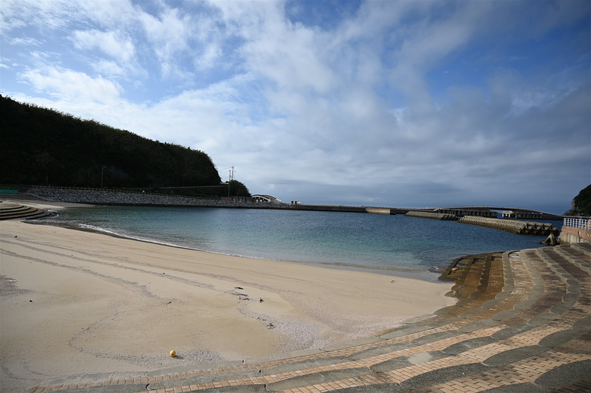 人のいない白い砂浜と青い入り江の高島海水浴場(長崎市高島)