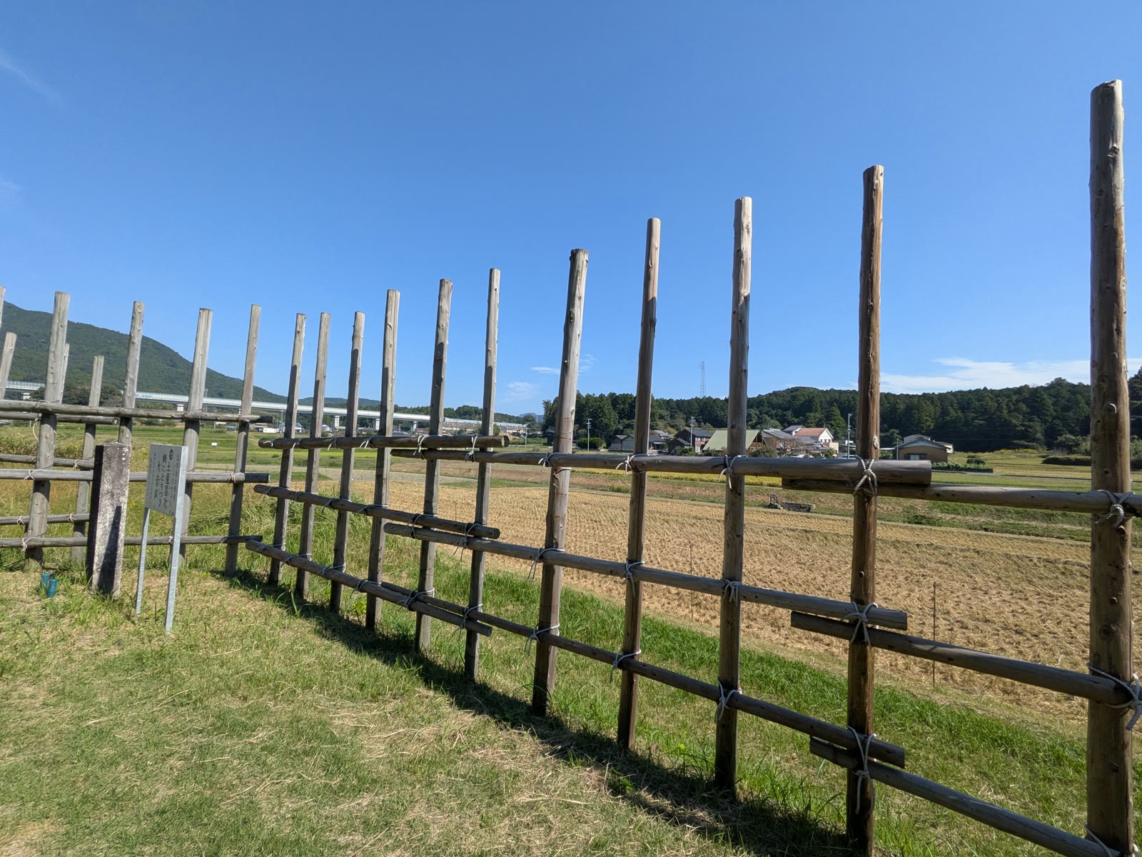 設楽原の古戦場に再現された馬防柵と田んぼ