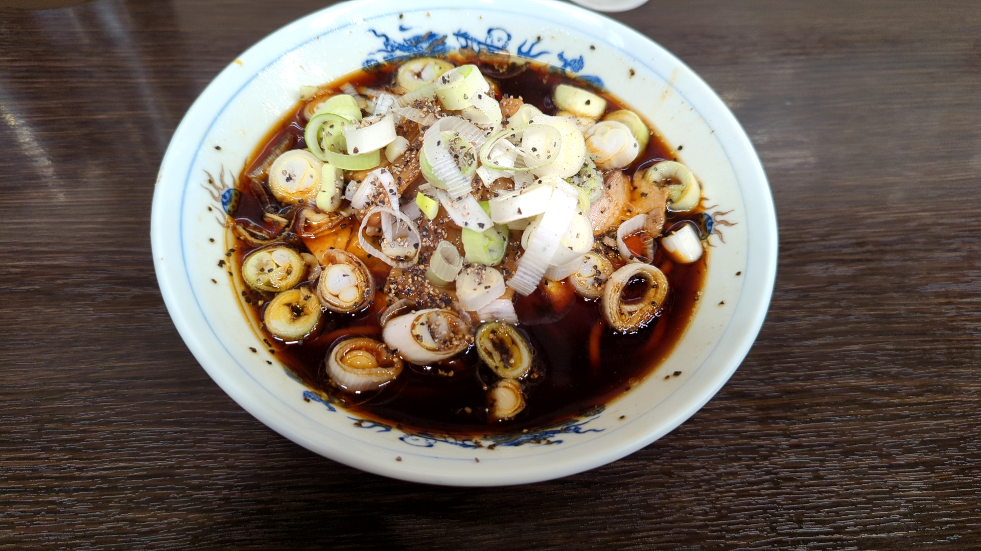 西町大喜 西町本店の中華そば。黒いスープに粗切りのねぎと黒こしょう