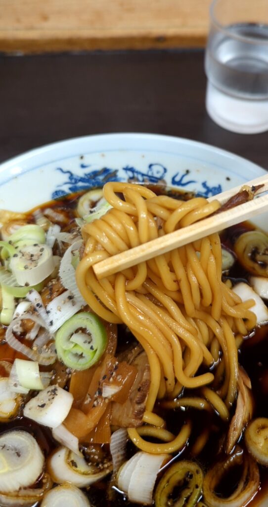 西町大喜の中華そばの麺。硬めの太いストレート麺