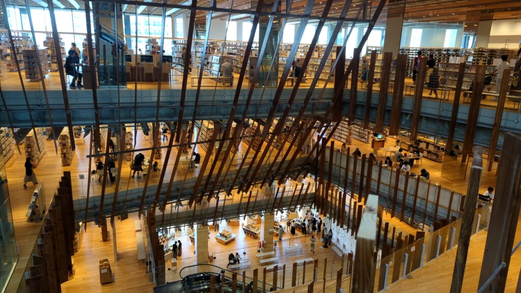 TOYAMAキラリの吹き抜けから見た富山市立図書館