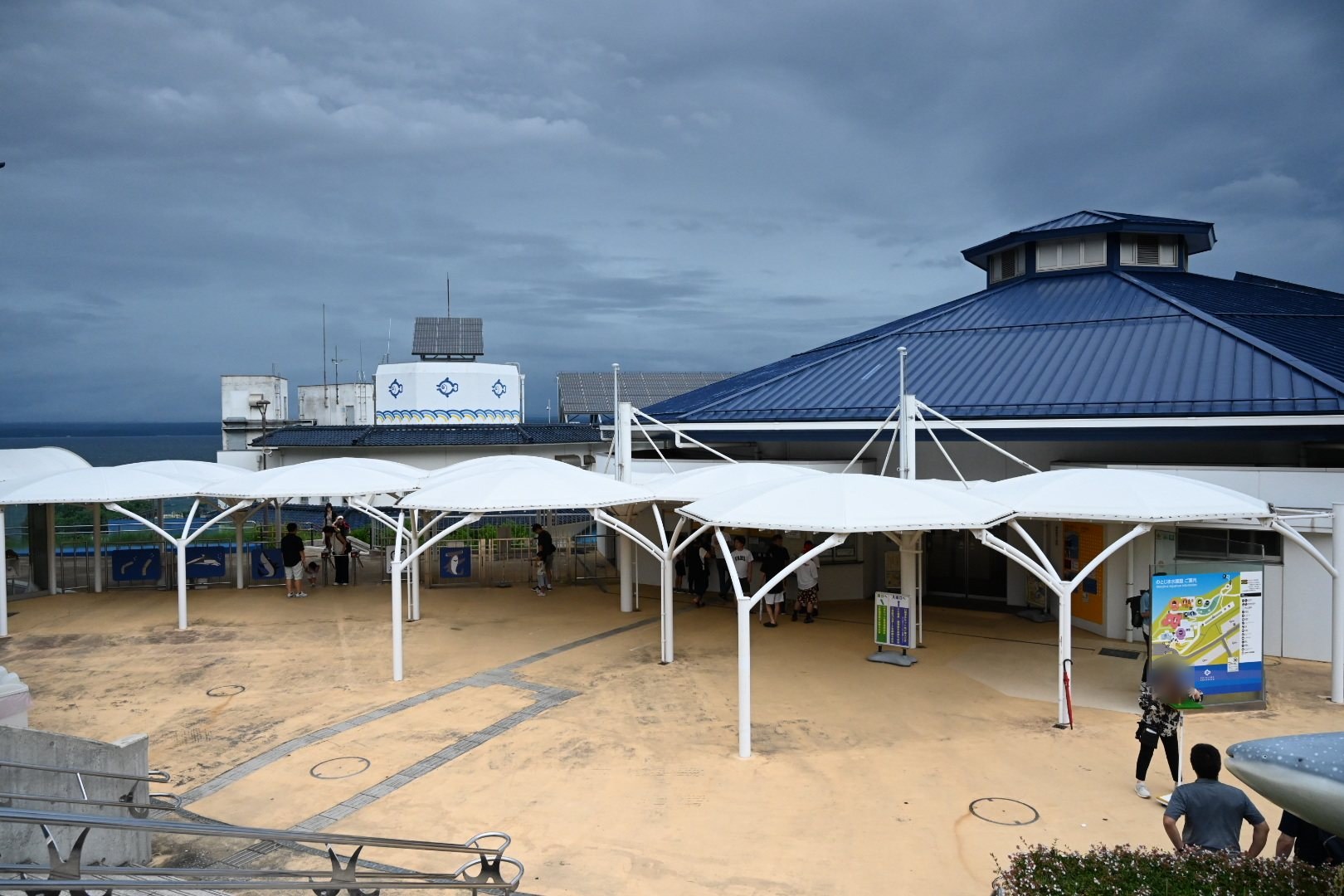 のとじま水族館の入口広場と青い屋根の建物(石川県七尾市能登島)