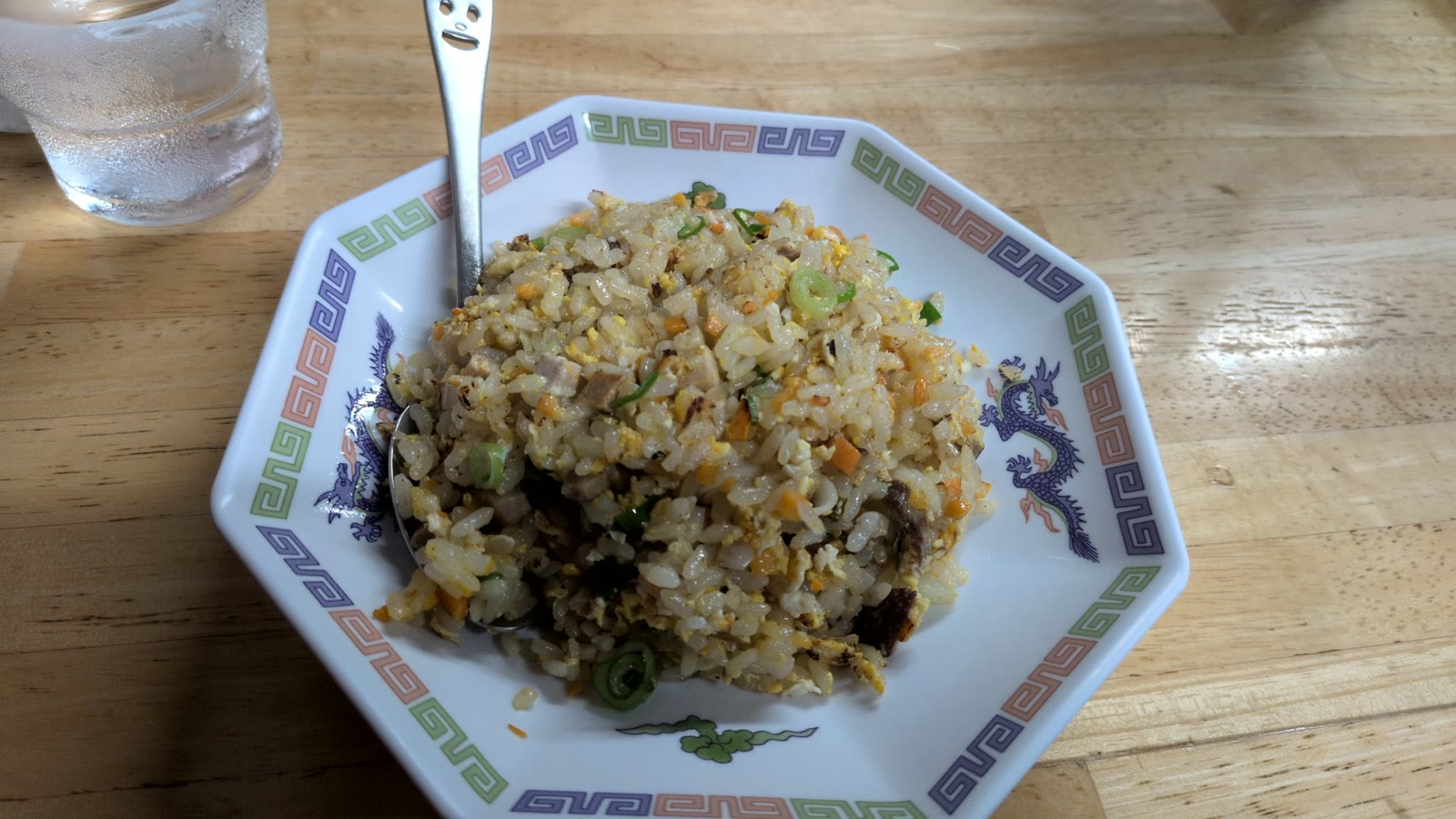 くいしん坊 千両のチャーハン。八角形のお皿に盛られている