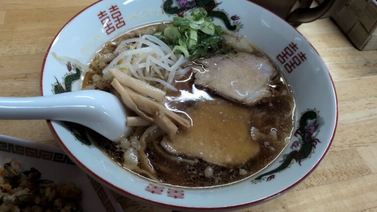 くいしん坊 千両の尾道ラーメン。背脂の浮くしょうゆスープ