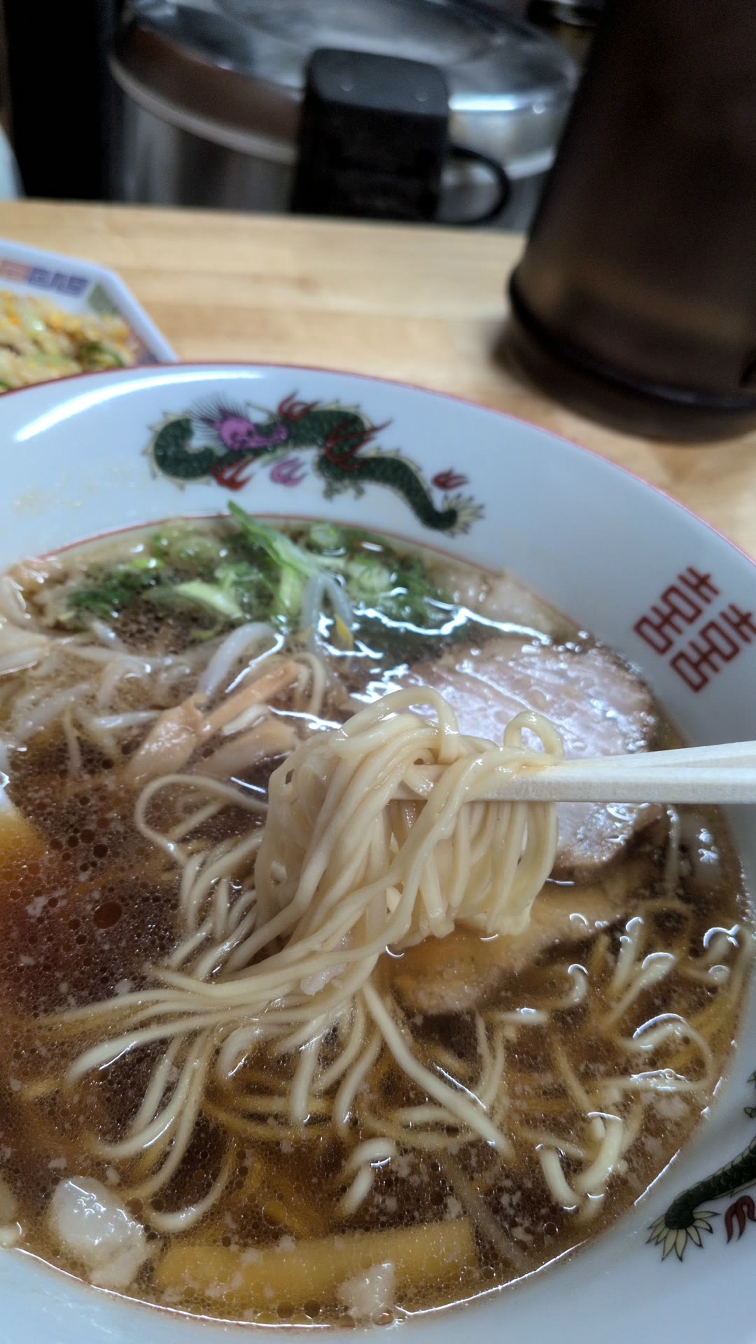 くいしん坊 千両の尾道ラーメンの麺を箸で持ち上げたところ