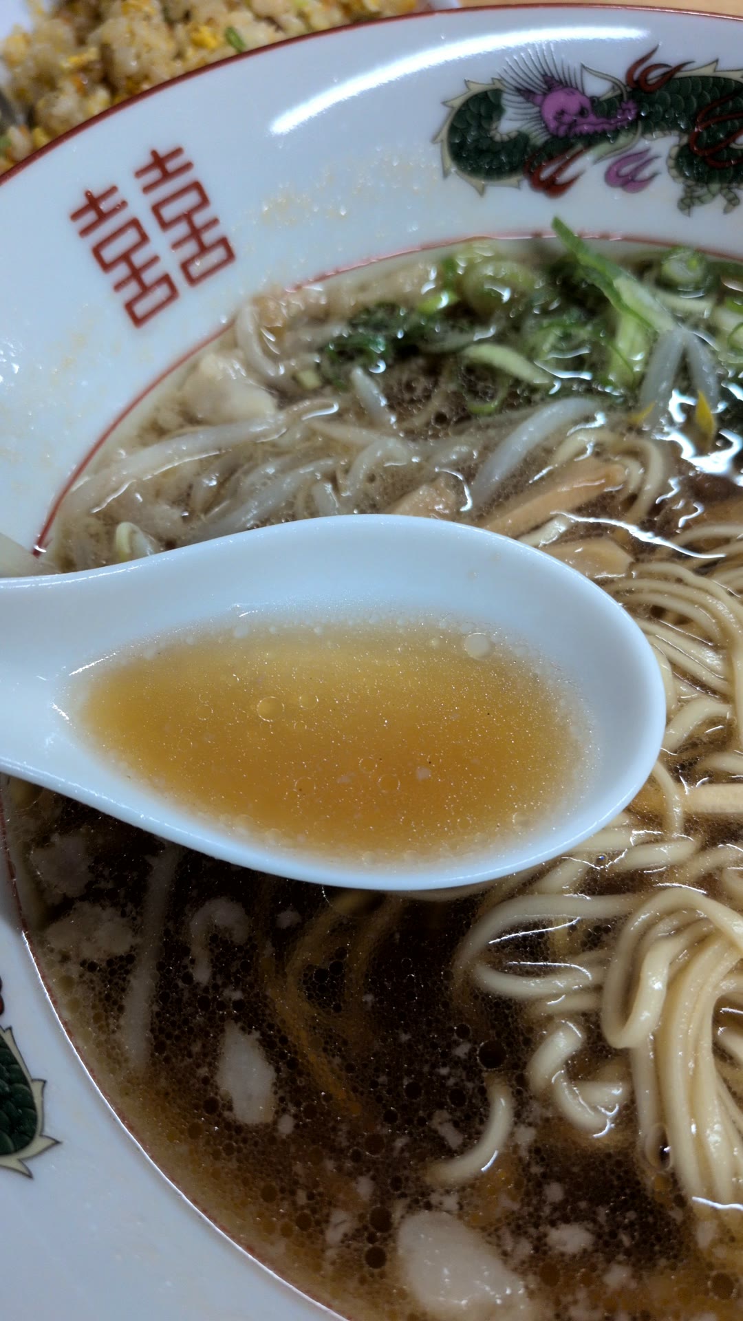 くいしん坊 千両の尾道ラーメンのスープをれんげですくったところ