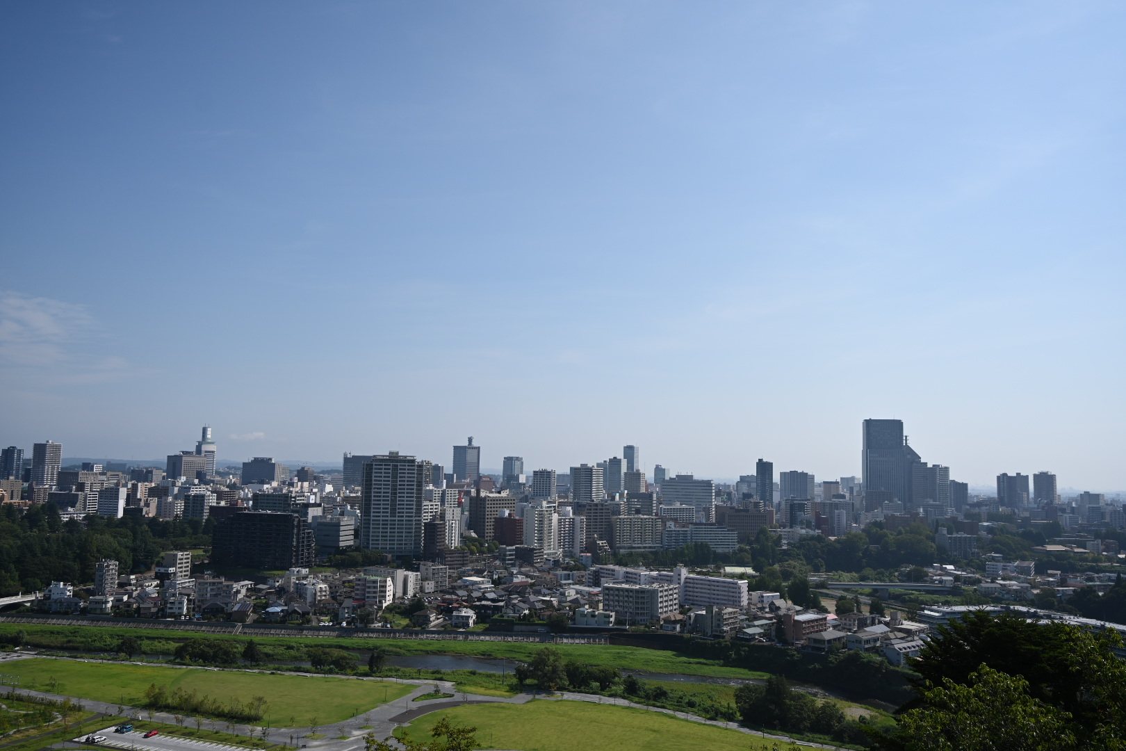 仙台城跡の本丸跡から見た、広瀬川と仙台の街のビル群