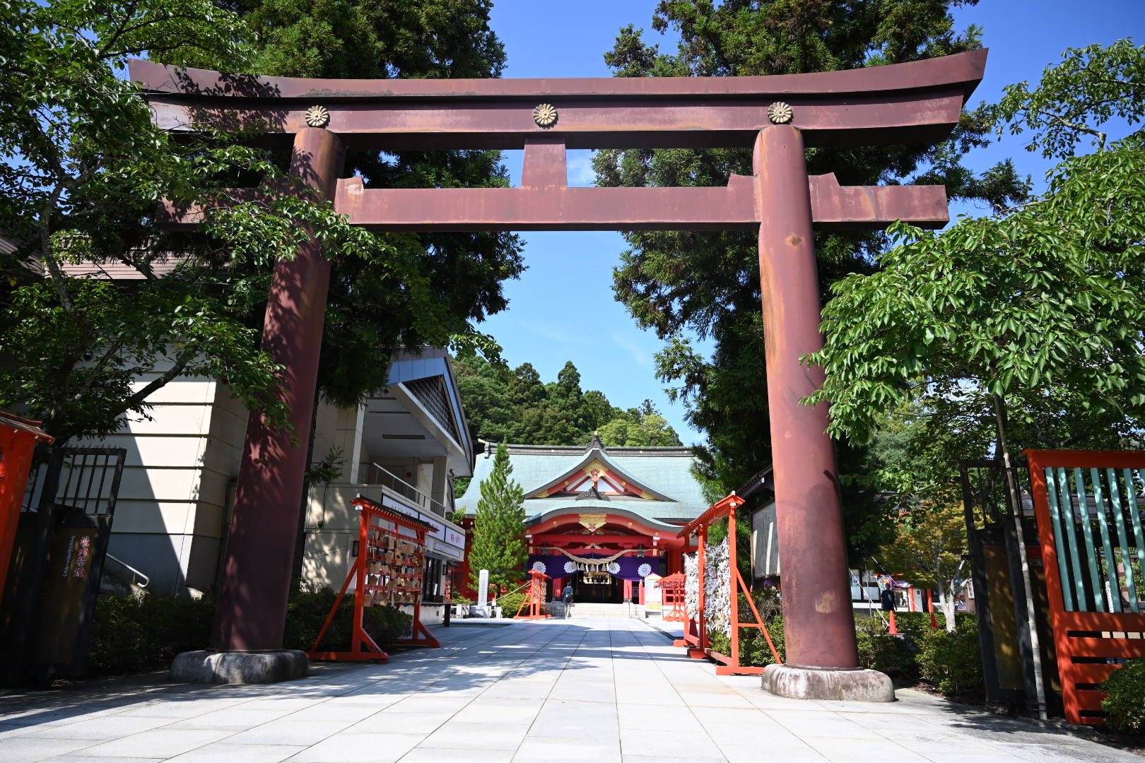 仙台城跡にある宮城縣護國神社の大鳥居と、参道の先の朱色の社殿