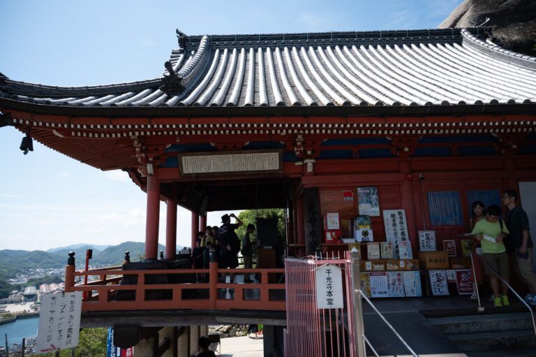 千光寺の歴史とは？尾道のシンボル・舞台造りの本堂と玉の岩伝説を解説