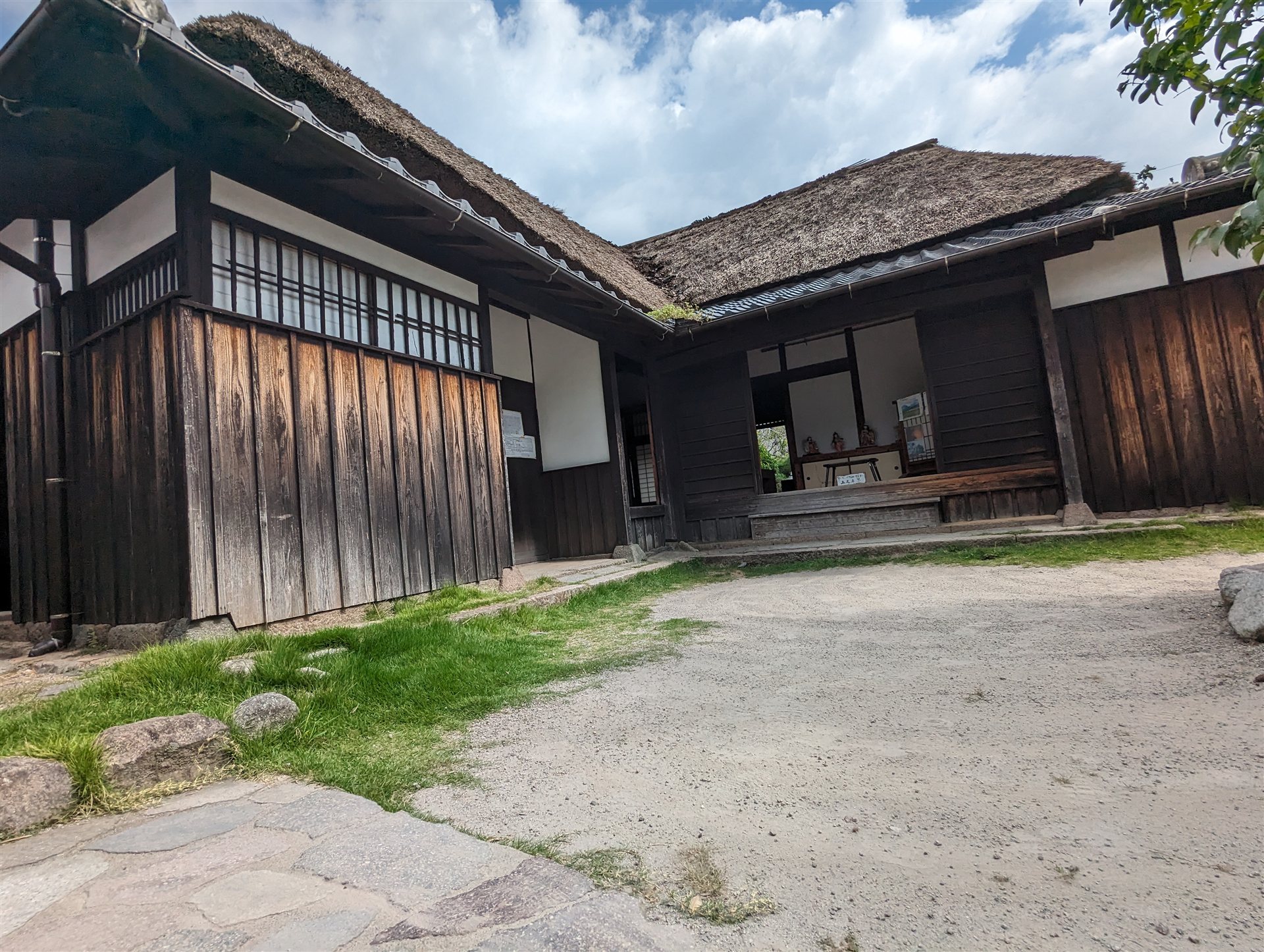 島原の武家屋敷のかやぶき屋根の屋敷と、縁側から見える座敷