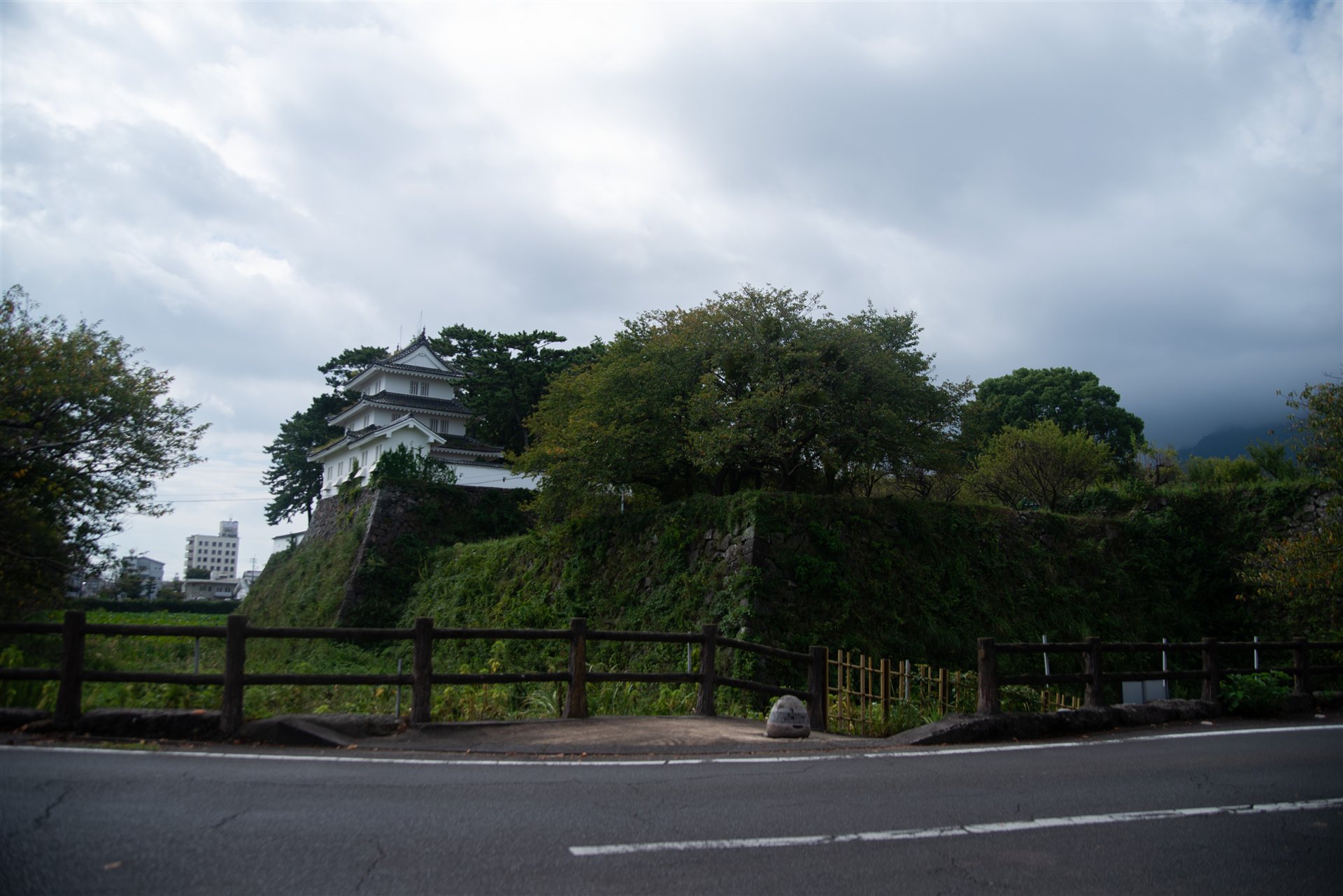 草の生えた堀と高い石垣、その上に建つ島原城の櫓