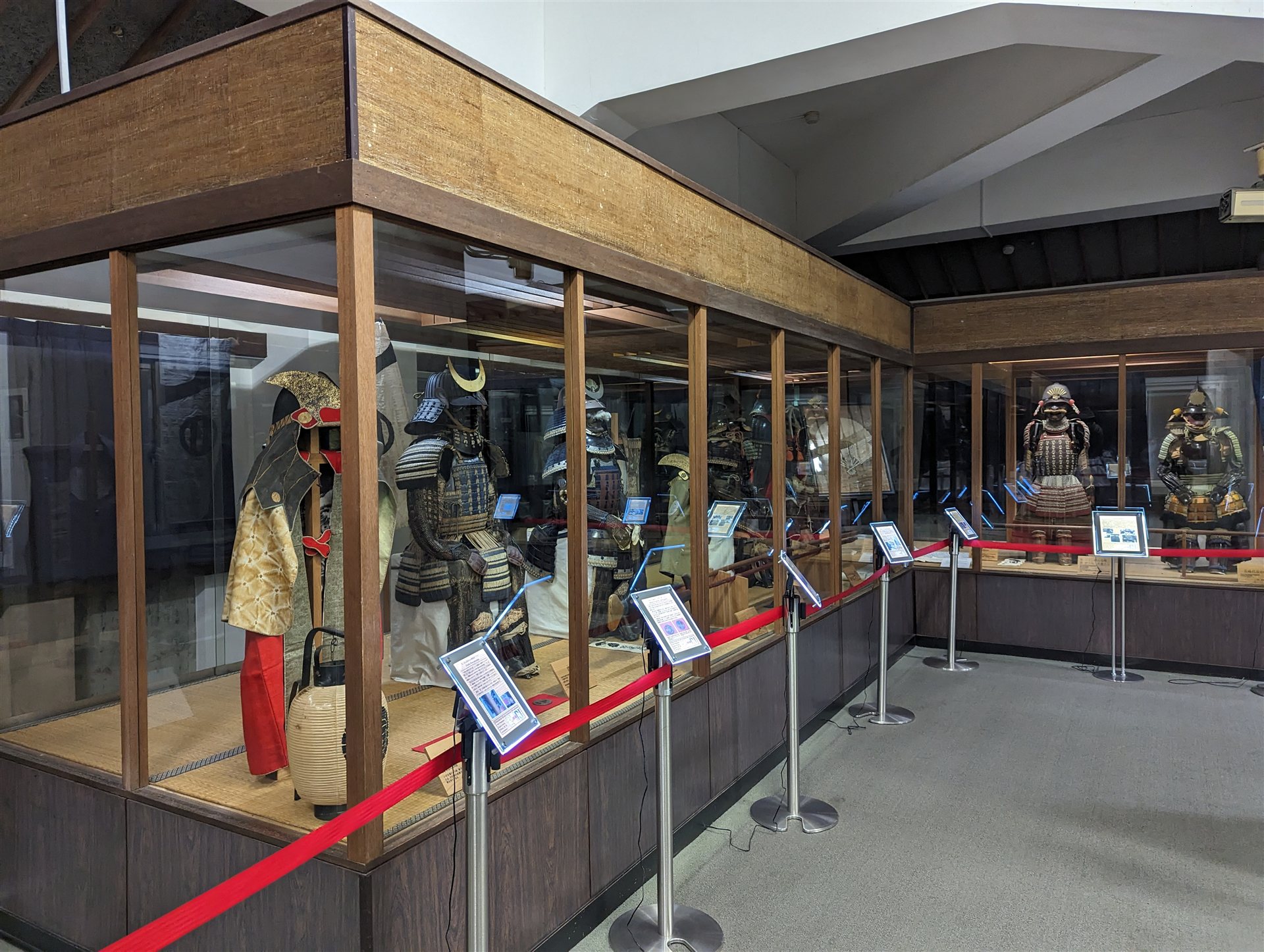 島原城の天守の中のガラスケースに並ぶ鎧と兜の展示