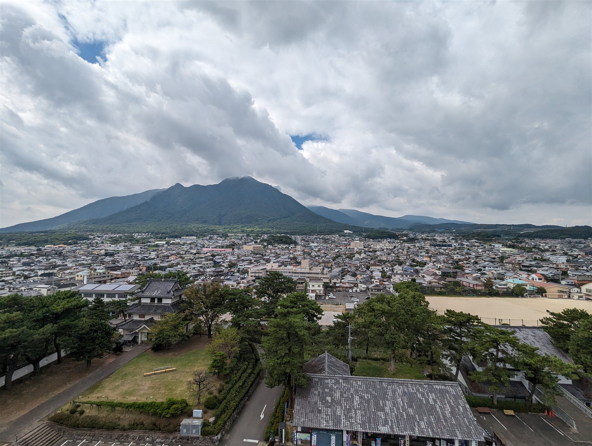 島原城の天守から見た島原の町並みと眉山