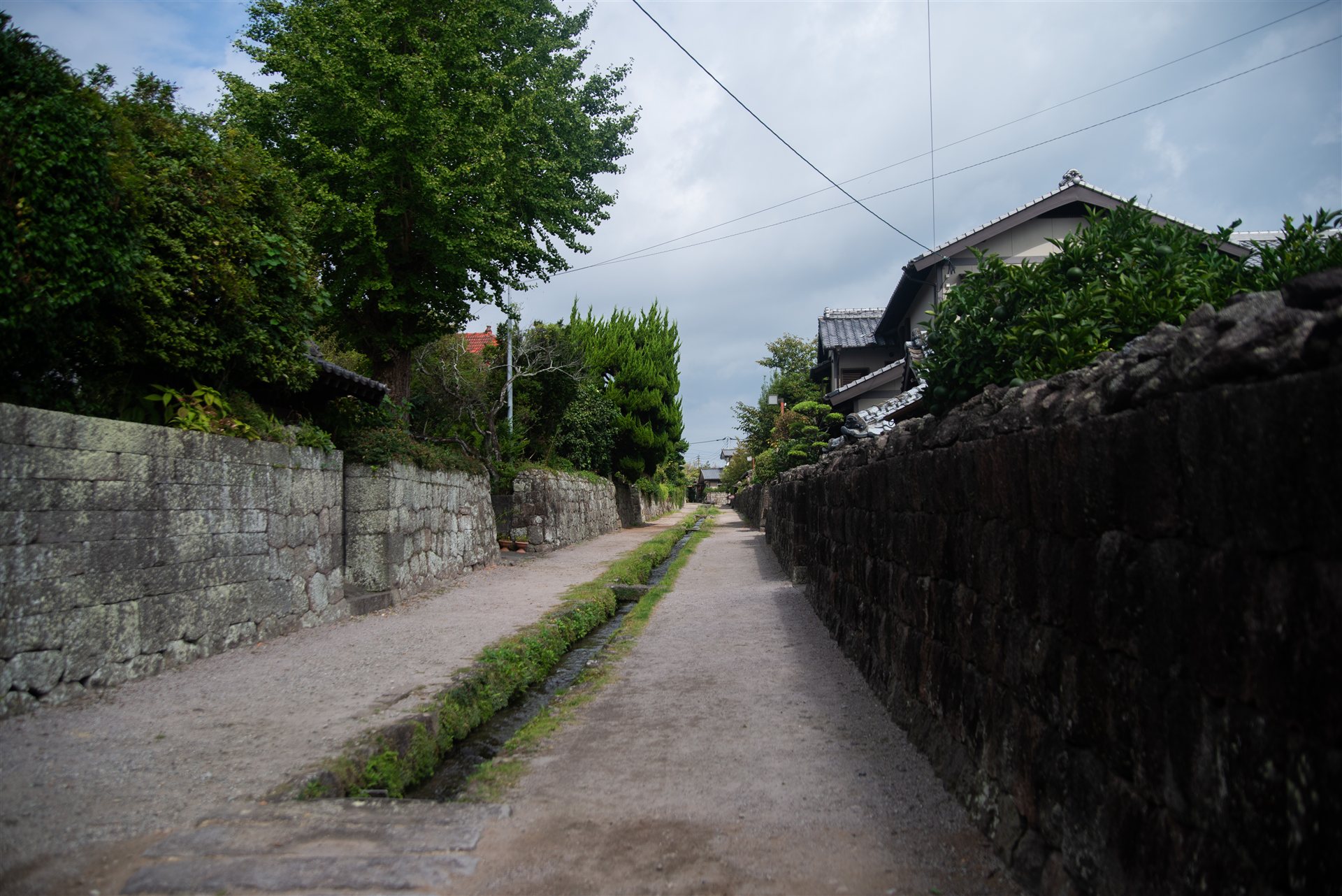 石垣にはさまれた道の真ん中を水路が流れる島原の武家屋敷の通り