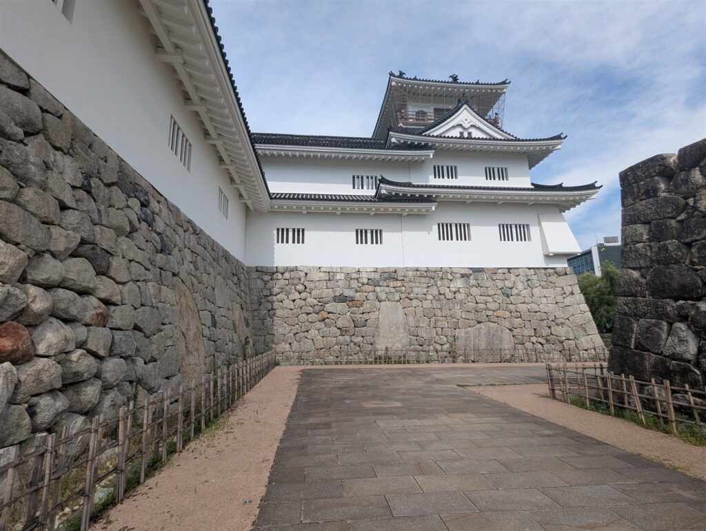 富山城の天守(富山市郷土博物館)と石垣