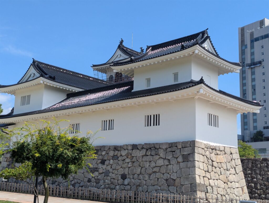 富山城址公園の富山市郷土博物館。白い壁と黒い瓦の天守
