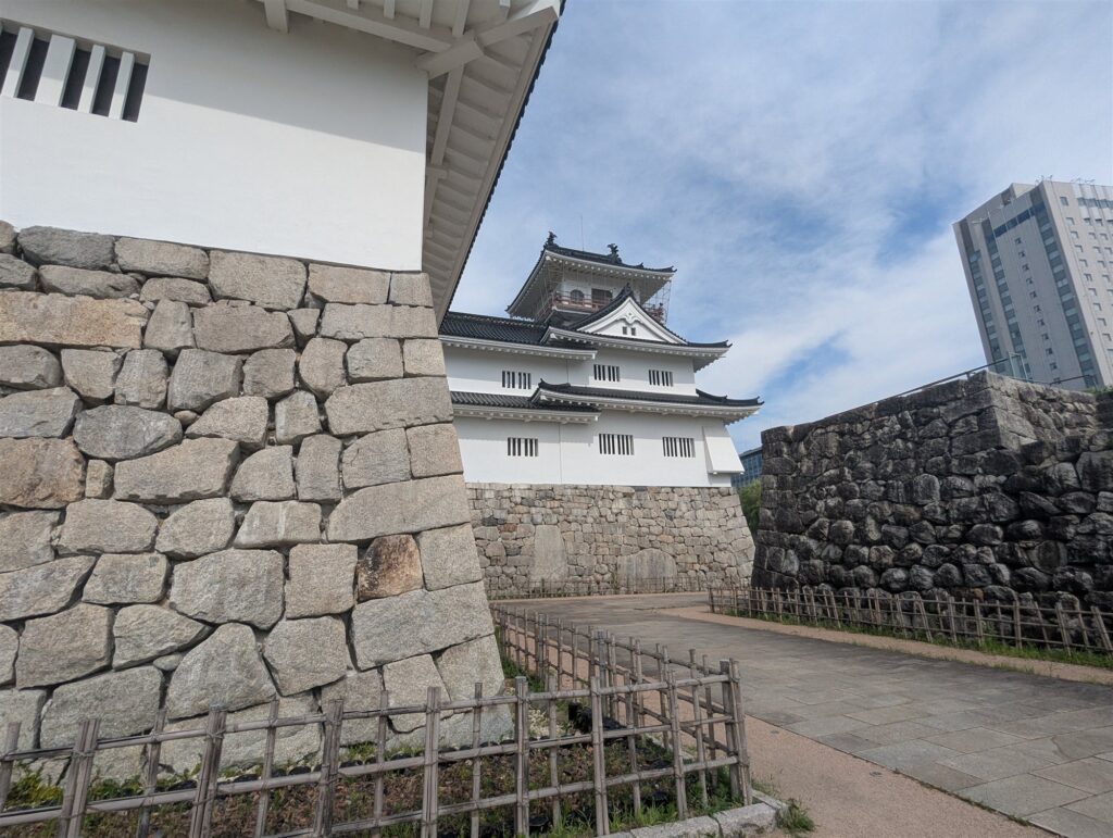 富山城の石垣と天守。鉄御門があった場所