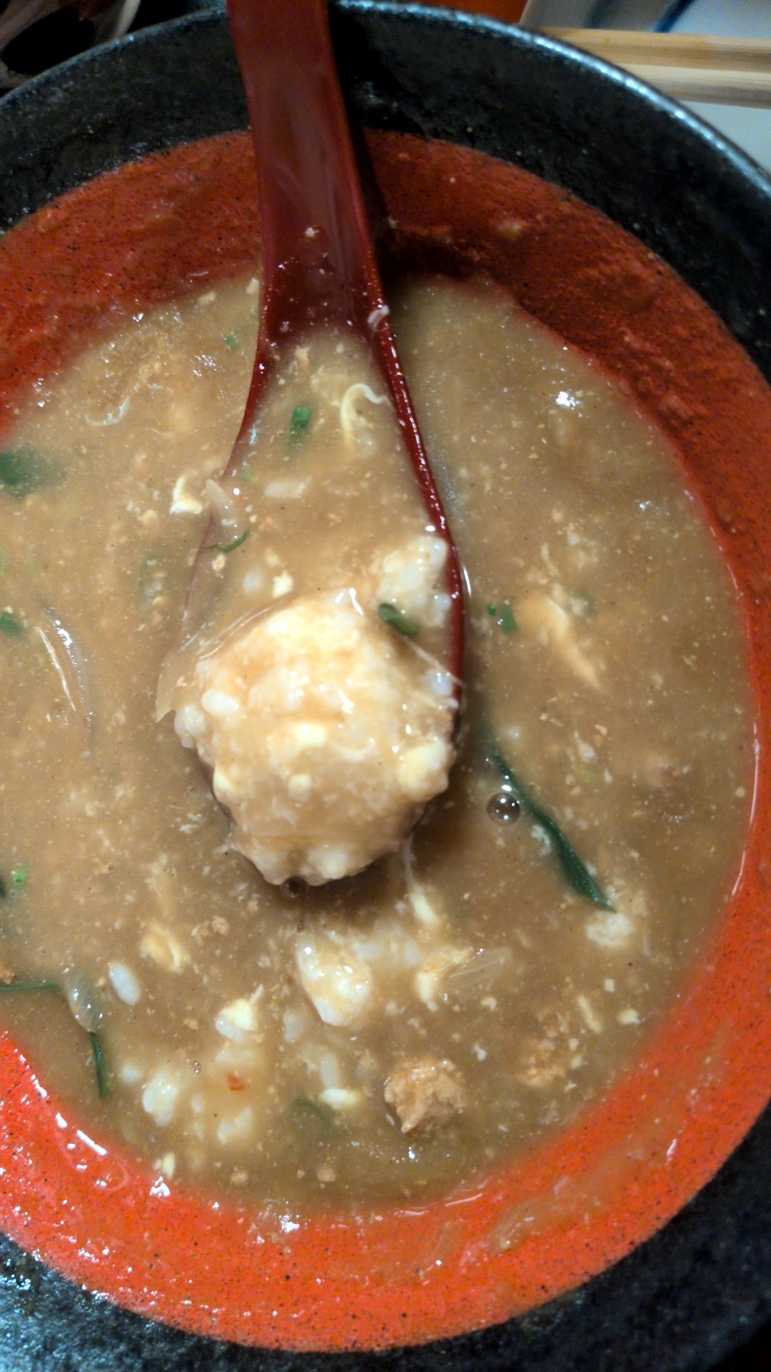 豊橋カレーうどんの底のご飯を、カレーととろろごとレンゲですくったところ