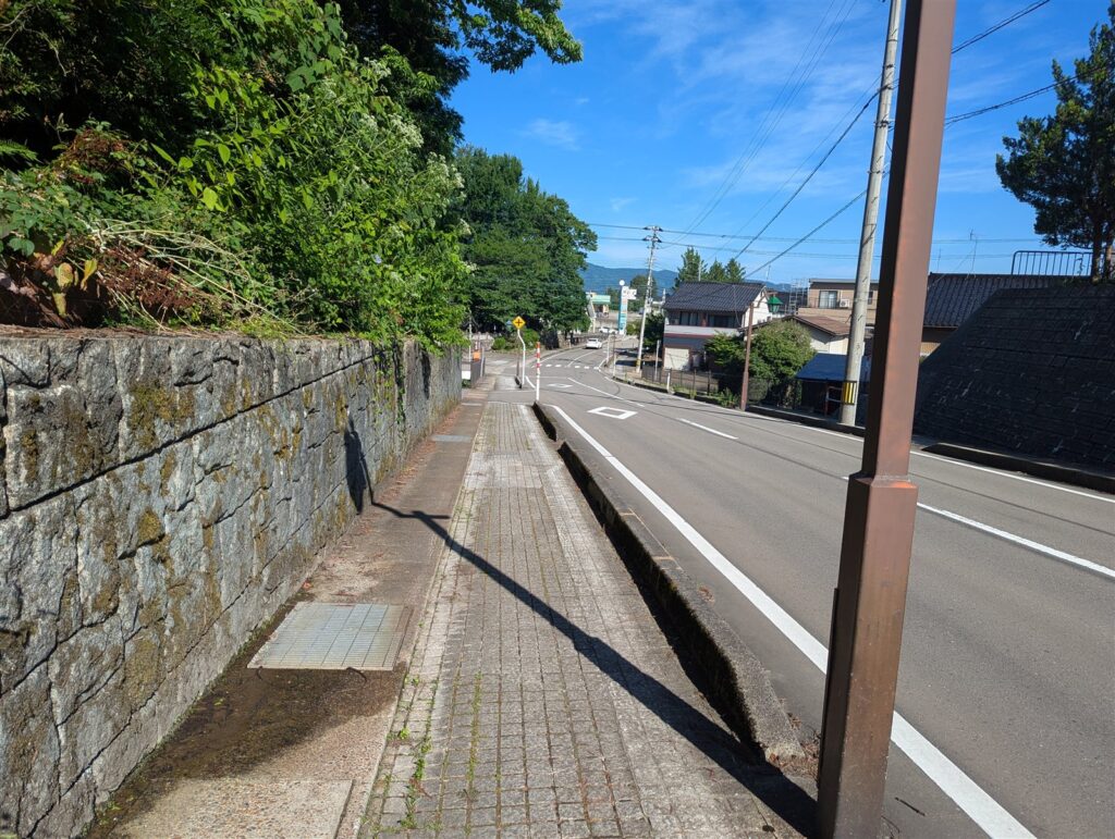 石垣が続く御坊坂