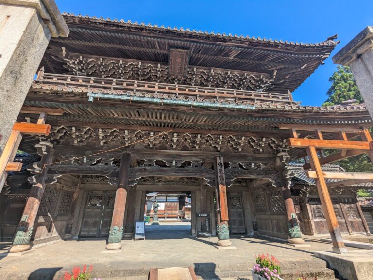 城端別院善徳寺の山門