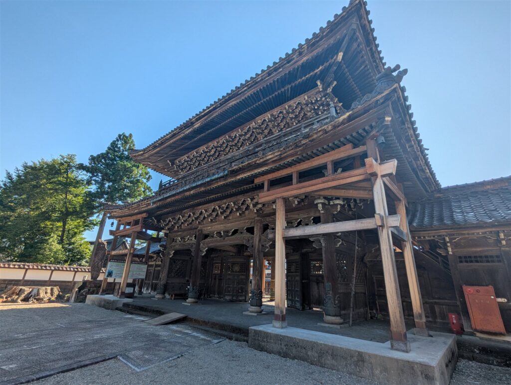 斜めから見た善徳寺の山門