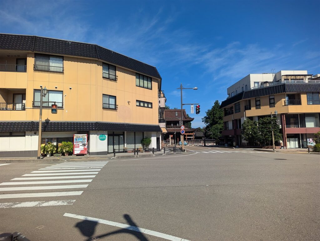 善徳寺前交差点と奥に見える善徳寺