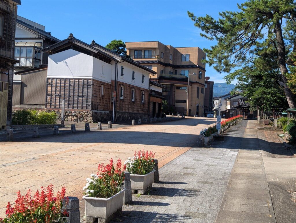 善徳寺前の通りと白壁の建物